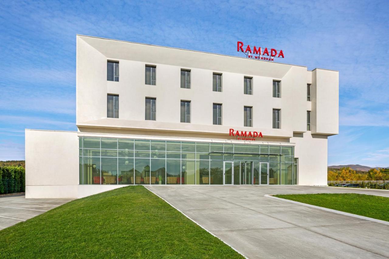 Ramada By Wyndham Targu Jiu 호텔 외부 사진